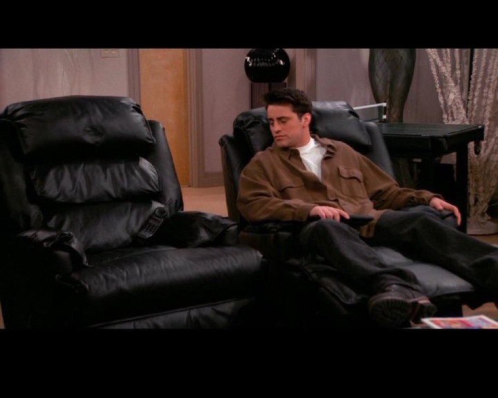 tee_sw's tweet photo. Such a shock, loved #friends and loved Chandler Bing #rip 😢💔 https://t.co/i2RUDyj51y