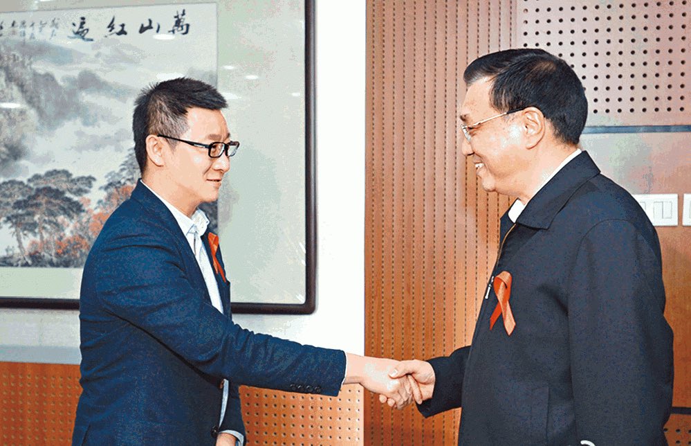 历史上的一刻
2012年11月，受中华人民共和国卫生部邀请，李克强佩戴红丝巾，接见中国同性恋交友平台Blued创始人耿乐