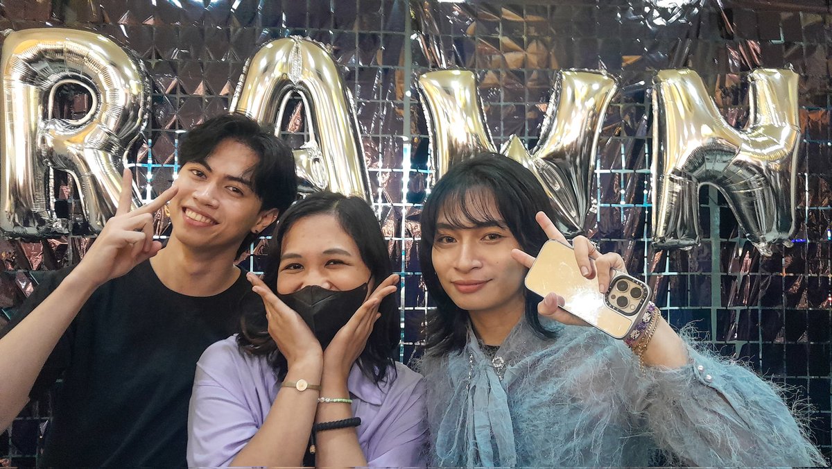 _yelleaeri's tweet photo. 📍Meeting my 2drei ♡ [thread]

Di halata but i am cryin' deep inside that i finally met u two. Yung bumuhay sa katawang writer ko. Hahaha eme. But srsly, thank u. Thank u sa @trphofc for making this event happen+ https://t.co/ll5YK4CtQO