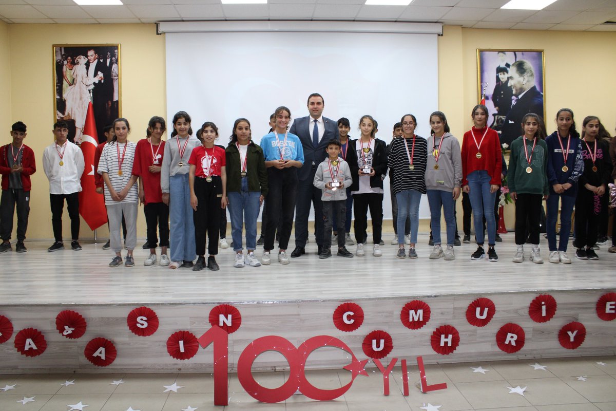 29 Ekim Cumhuriyet Bayramının 100.Yılı kutlamalarında Sn.Kaymakamımız öğretmen ve öğreciler tarafından hazırlanan sergiyi gezerek tebriklerini iletti. Sn.YILMAZ Spor müsabaklarında birinci olan öğrecilerimizin madalaya töreni ile sona eren programda katılanlara da teşekkür etti.