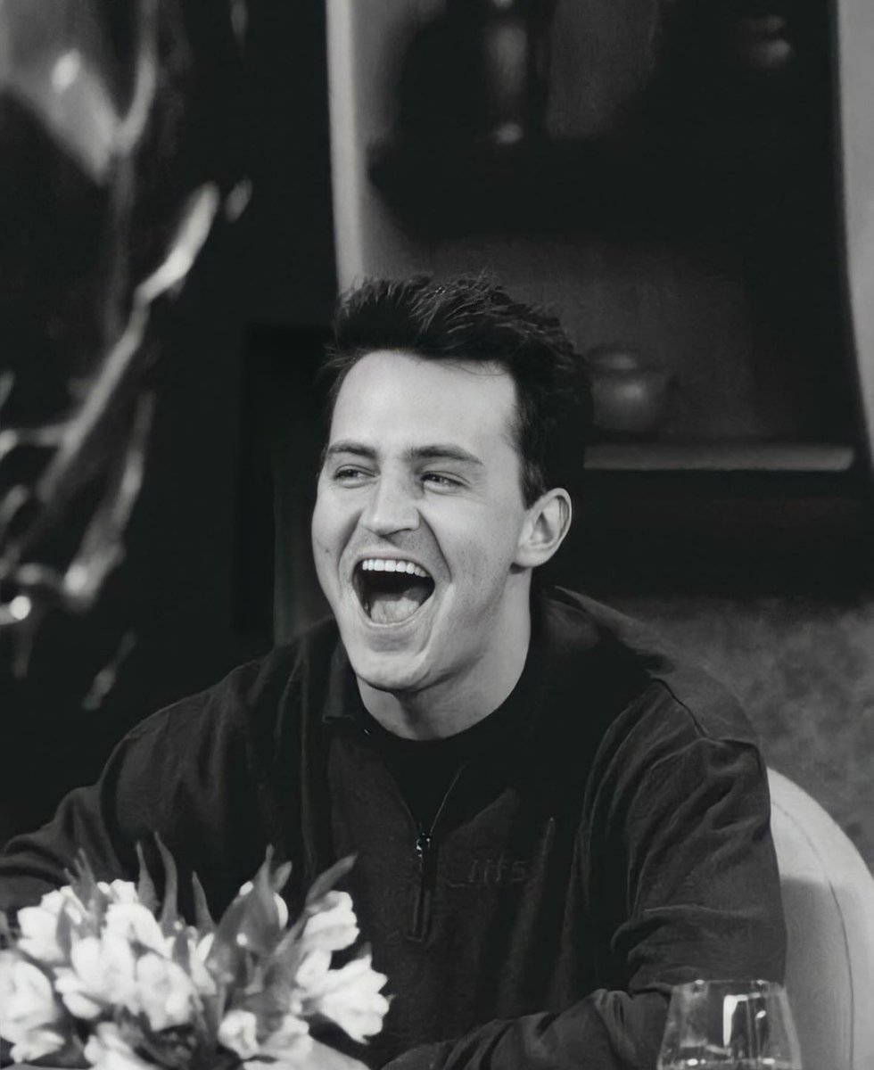 Niczinho_'s tweet photo. Matthew Perry, é como perder um amigo! Pela primeira vez você me fez chorar de tristeza. É amor, comédia, você! continuará fazendo todos rirem.Talvez hoje não,mas apenas hoje! Obrigado por tanto, por estar em cada particularidade da minha vida,por fazer história na comédia Eterno https://t.co/LQV5hkc3BH
