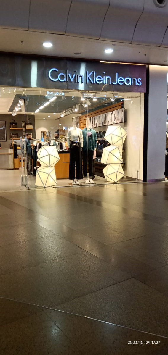 Anshi1512's tweet photo. @CalvinKlein Where is your global brand ambassador.....
I want to see Jeon Jungkook postar in this Mall store also https://t.co/cmpJ40WGN3