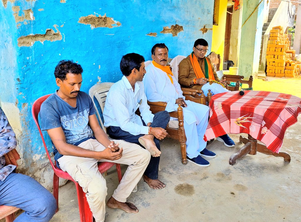 kawreramkishor's tweet photo. आज विधानसभा क्षेत्र #परसवाड़ा के ग्राम लामता में बूथ क्र.120 के बीएलए श्री रामप्रसाद परते जी के निवास पर चुनावी कामकाजी बैठक संपन्न हुई। इस अवसर पर उपस्थित पदाधिकारियों व समस्त कार्यकर्ता साथियों से आगामी विधानसभा चुनाव व कार्यों के संबंध में चर्चा की। 

#जनसंपर्क_परसवाड़ा
#मेरी_विधानसभा_मेरा_परिवार