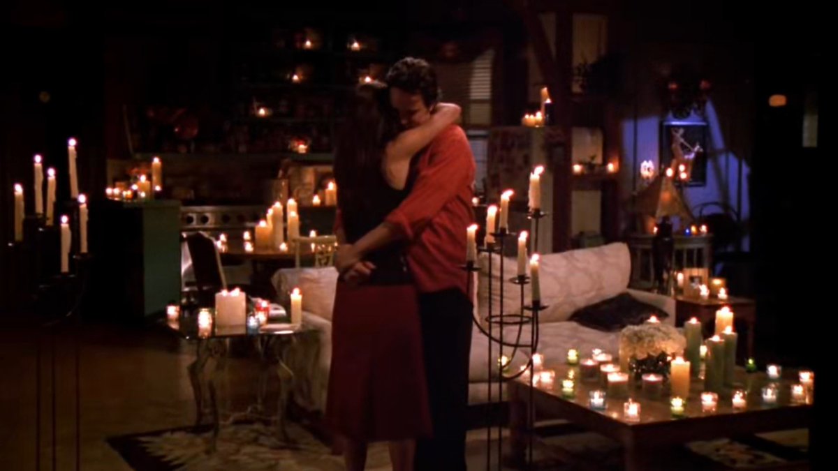 CathyStoll12's tweet photo. Matthew Perry’s Chandler Bing was a master class in sweet, smarmy humor. A smart ass with a heart of gold. I got the whole Ross and Rachel obsession, but am forever team Chandler and Monica. Farewell. 💔 https://t.co/BwcfZahttP