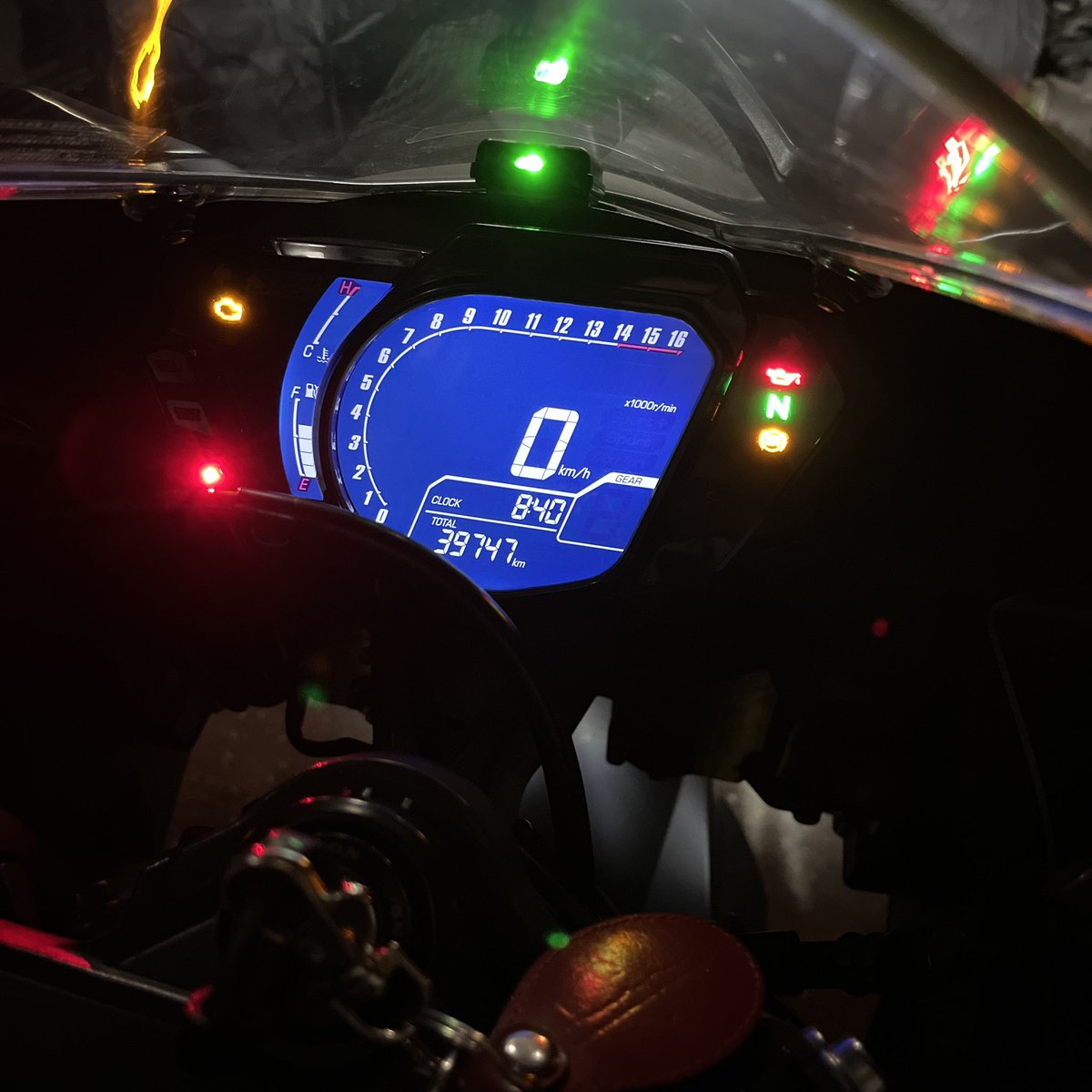 中古でバイク買う時は絶対に現車確認はしましょう。もう当たり前ですねこれは。

自分中古で現車確認せずに買ってしまい、
後々フロント事故車だったことに気づきました。

現車確認せずに即決で買ってしまった自分が悪いです。
ただ、お店側も事故車であることを隠すっていうのも汚いと思います。