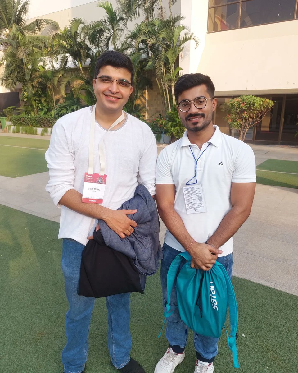 ItsPiyushParmar's tweet photo. TATA lit festival में आज @sohitmishra99 , @fayedsouza और @amritareach तीनों को Breaking The News सेशन में आज मीडिया मंथन सुना....और जिसको सुनने गया उन्हीं भाई से मुलाकात हो गई 🤗
#TataLitLive #TATALITfestival #Mumbai https://t.co/mvxyDYp7DN