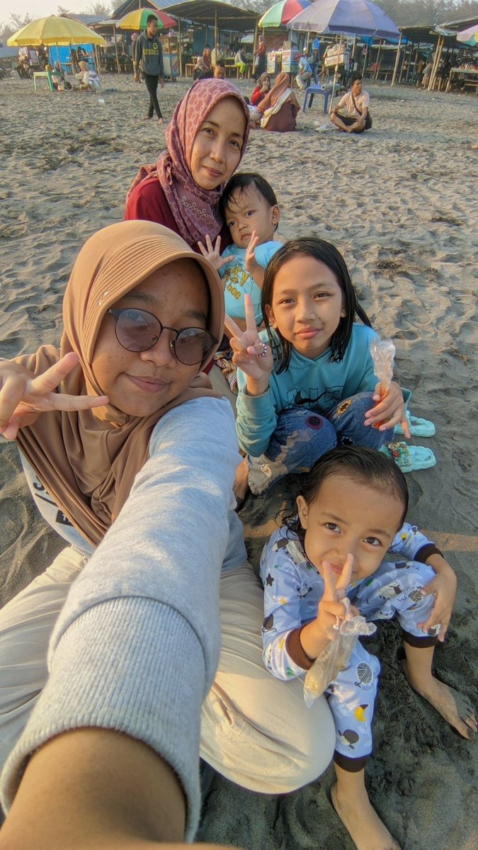 Ririn55188104's tweet photo. Tak ada Cinta yang paling Lugu,
kecuali Cintanya seorang Ibu π
#pakbas
#israel
#kiki
#bocorbeach https://t.co/VxrPh3jep6