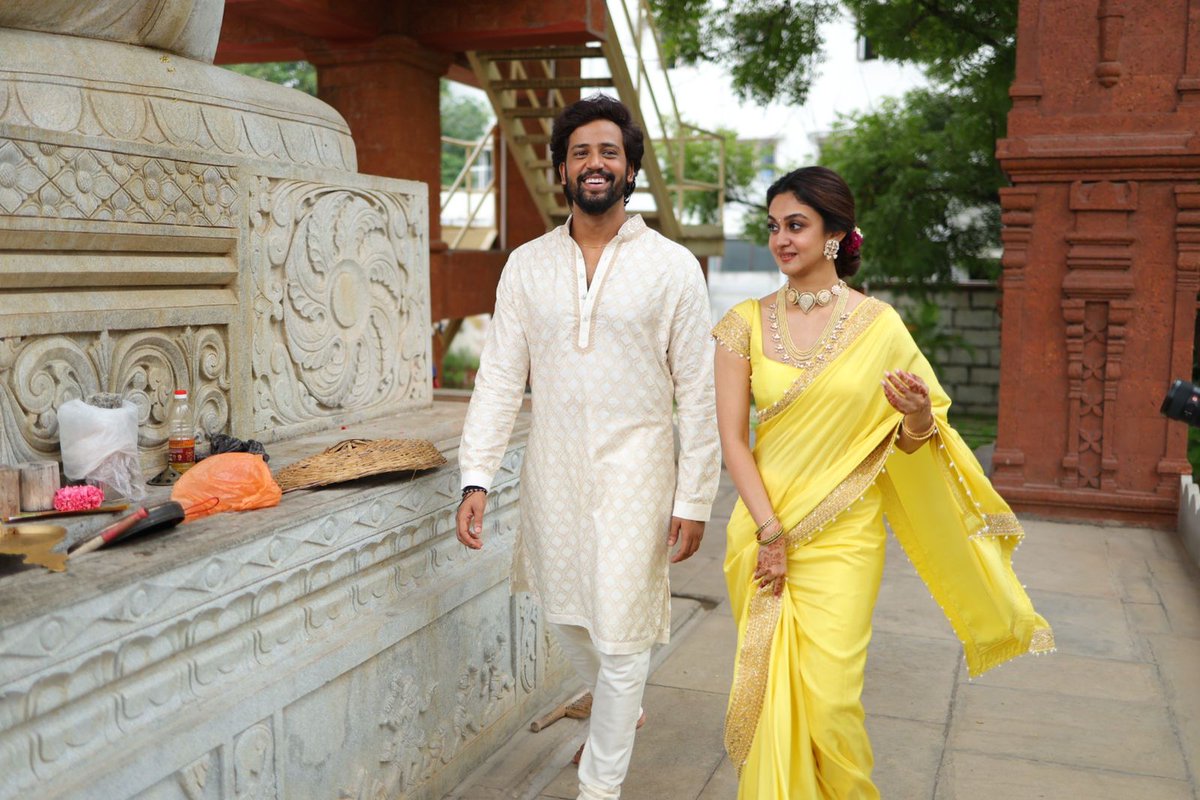 News360Telugu's tweet photo. యాక్షన్ కింగ్ అర్జున్ సర్జా కుమార్తె ఐశ్వర్య అర్జున్ నిశ్చితార్థం.. కోలీవుడ్ సీనియర్ నటుడు, దర్శకుడైన తంబి రామయ్య కుమారుడు, యంగ్ హీరో ఉమాపతి రామయ్యతో శుక్రవారం ఘనంగా జరిగింది.
#arjun #actorarjun #collywood #tollywood #arjunhanumantemple #aishwaryaarjun #directorthambiramayya https://t.co/eawZ5OKZ51