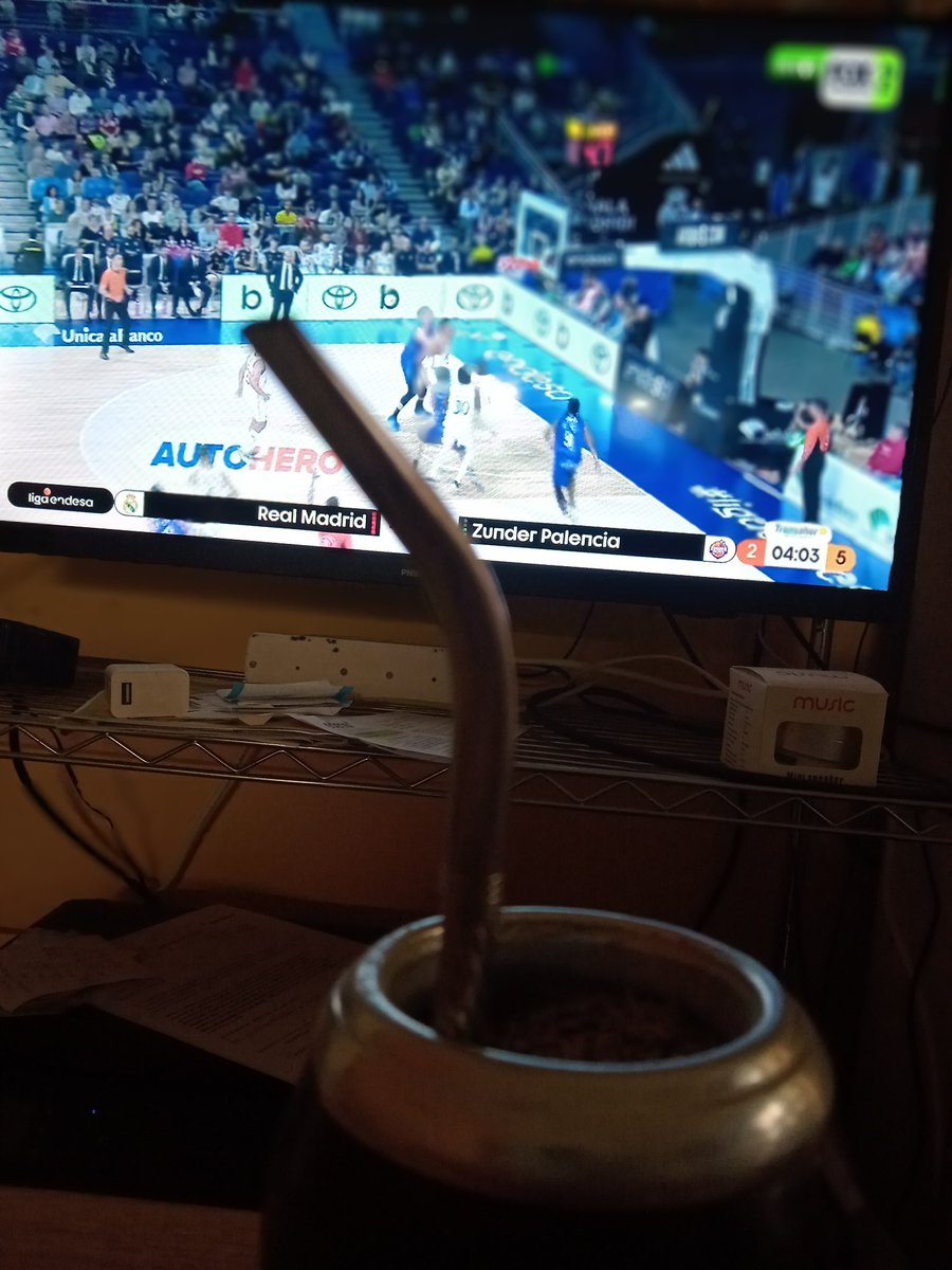 Dia lluvioso . Mate y #LIGAENDESAxFoxSports con los cracks. @MatiTraversa @PipaGutierrez 
@facucampazzo 
@pedrobonofiglio 🌧🏀🧉🇦🇷🇪🇸