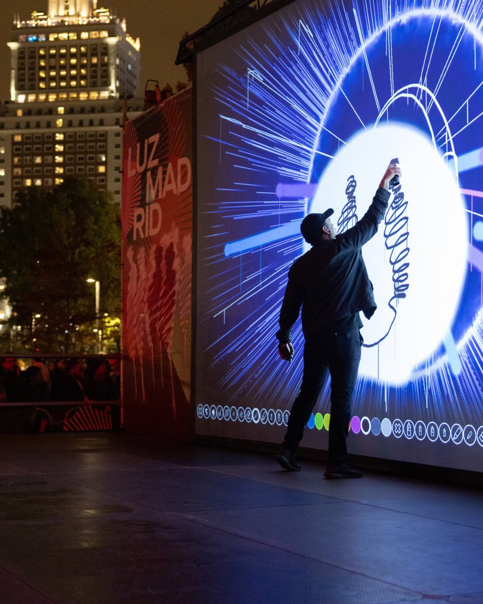 ( ((GRAFFPHÓNICA)) ) <a href="/SUSO33/">SUSO33</a> en <a href="/_LuzMadrid/">LuzMadrid</a> 
Propuesta que dibuja en la fachada del <a href="/Senadoesp/">Senado de España</a> formas que iluminan la noche. Trazos que generan sonidos nacidos de un haz de luz, en un directo  que  aúna: pintura, danza, música, acción y expresión.