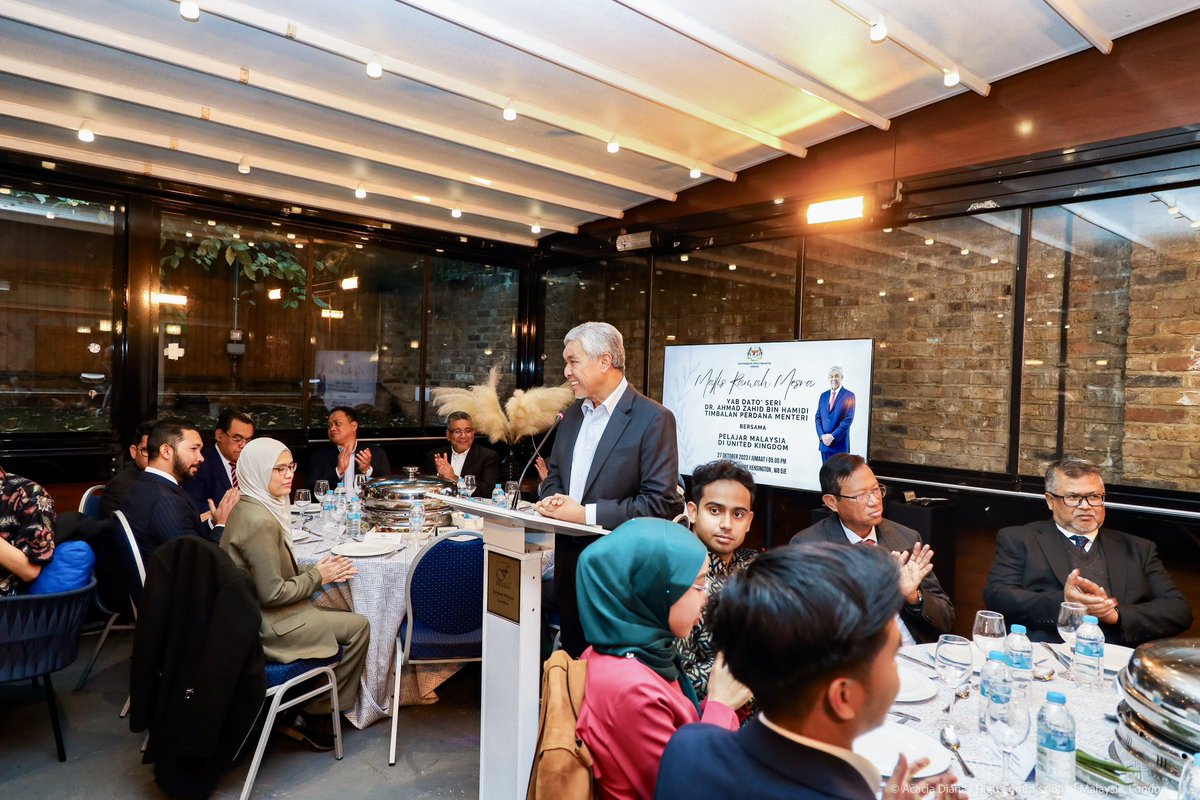 DrZahidHamidi's tweet photo. Alhamdulilah saya berkesempatan bersama-sama dengan para pelajar Malaysia UK di Restoran Jasmine, London.

Saya memanfaatkan kesempatan ini untuk menerangkan kepada para pelajar Malaysia yang hadir mengenai wawasan dan halatuju Kerajaan Perpaduan menerusi agenda Malaysia Madani yang diperkenalkan oleh YAB Perdana Menteri.

Saya turut berkongsi tujuan saya dalam rangka lawatan ke UK kali ini, antaranya untuk memangkin pembangunan tenaga mahir negara melalui TVET, memperkasa industri halal negara, membawa suara Malaysia yang tegas menyokong perjuangan rakyat Palestin dan lain-lain.

Saya doakan para pelajar di sini terus cemerlang serta menjadi kebanggaan keluarga, seterusnya menjadi aset yang bernilai dalam memacu kemajuan dan pembangunan negara pada masa hadapan.

#KerajaanPerpaduan
#MalaysiaMadani