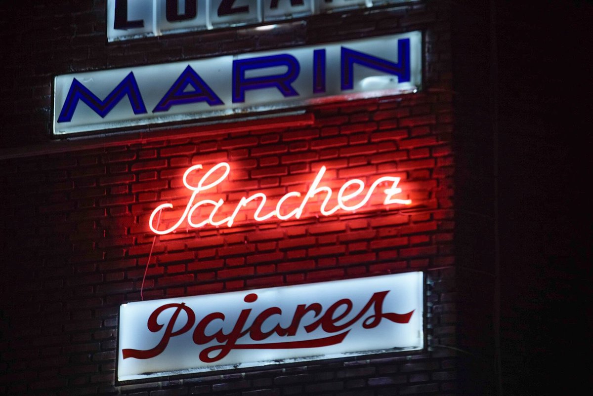 🌃 Paseos nocturnos por la ciudad. Madrileños y visitantes toman las calles de las cuatro zonas de #LuzMadridFestival23. 

✨✨✨✨✨
Hoy domingo última jornada de festival. Consulta los horarios específicos de cada pieza y posibles avisos de última hora en nuestra web.