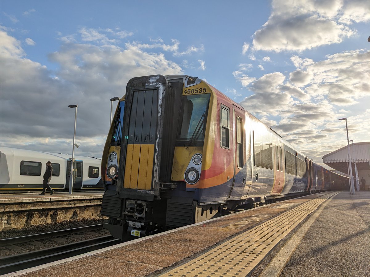 Yawwith's tweet image. Which one wins?

458/5 or 458/4? Choose wisely 😉
#class458