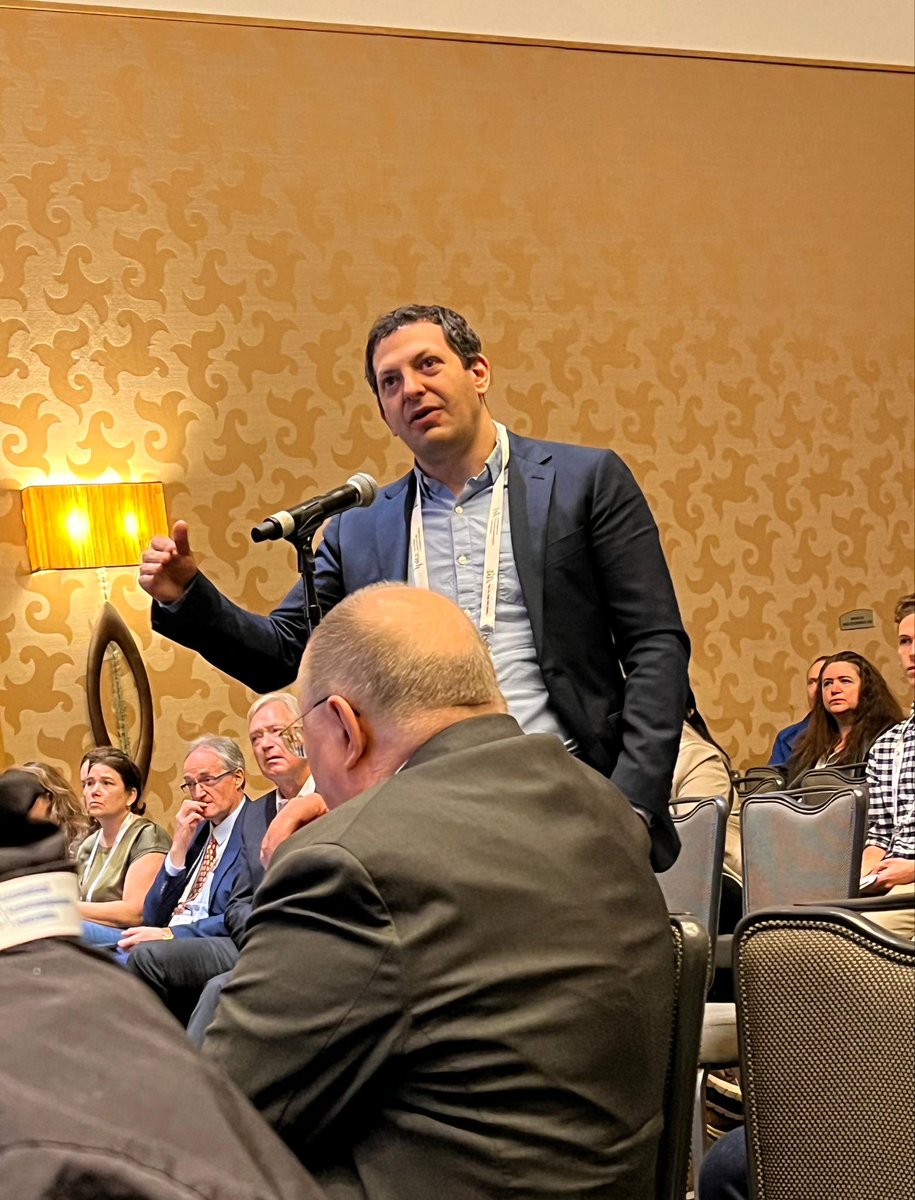 IXAYIC's tweet image. YIC member Dr. Jeff Stern shares insights at the IXA-IPITA-CTRMS conference! A huge asset to the #xenotransplantation field. 🌟 #SanDiego2023