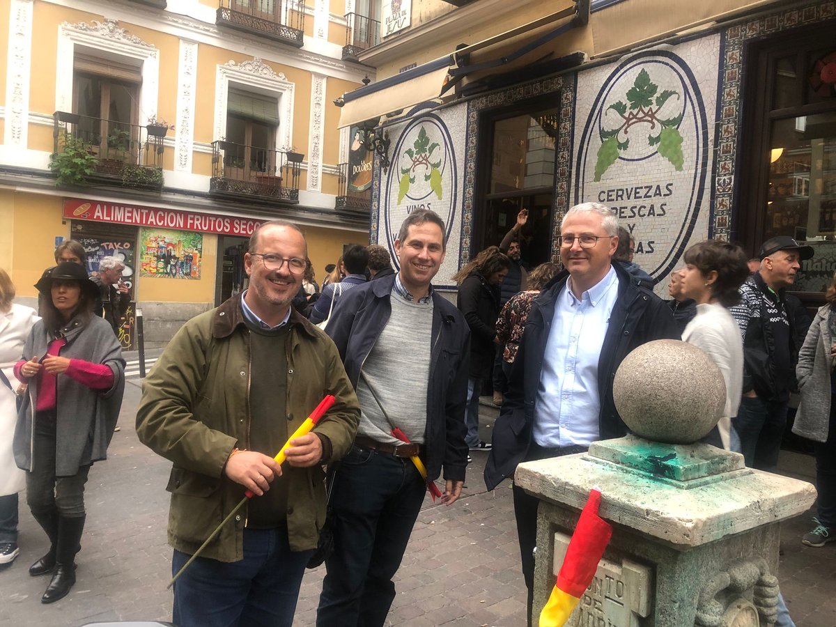 GimenezBalmori's tweet photo. Hoy en Madrid a protestar contra el Golpe de Estado orquestado por el @PSOE. Sin complejos. #Simancas 💪🏻🇪🇸 @PatitaSiso @MariodeFuentes_ https://t.co/IQOregYK6v