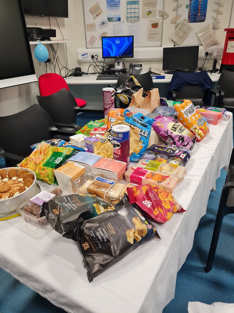 Tackling the 13.5hour nightshift in A&amp;E party style! The team battling through and providing amazing care for an extra hour of their shift. #proud# dreamteam <a href="/EdinburghEM/">Edinburgh EM</a> <a href="/RIE_Lothian/">Royal Infirmary of Edinburgh</a> <a href="/NHS_Lothian/">NHS Lothian</a> <a href="/MiddyRay/">Ray Middlemiss</a>