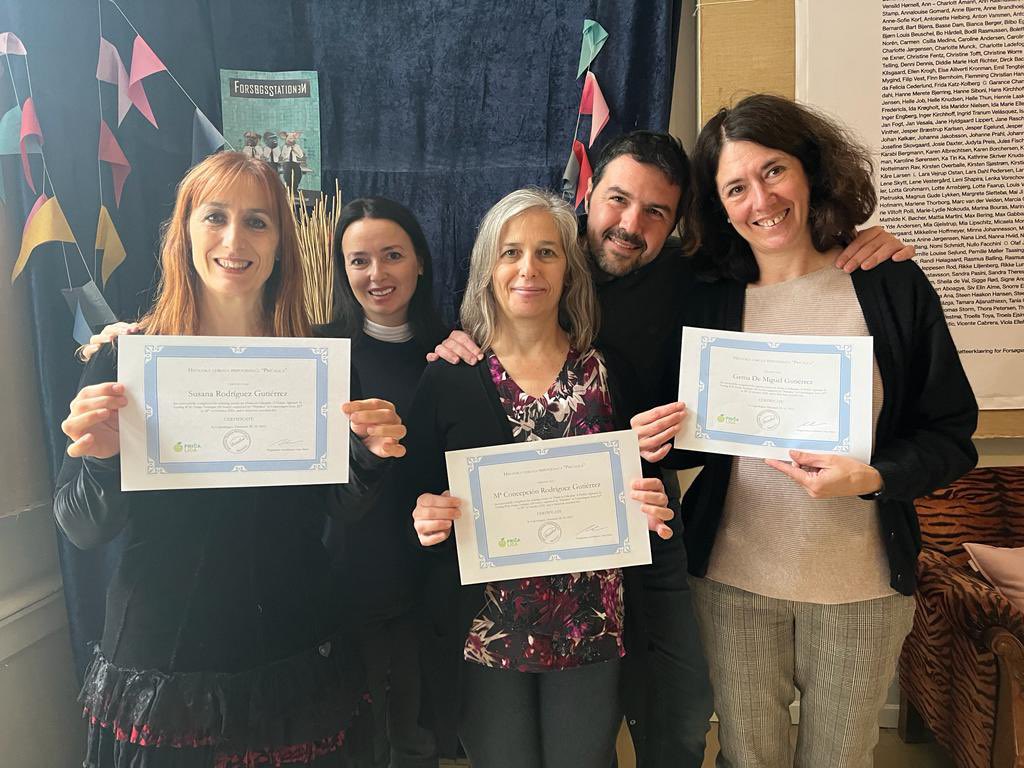 Formación completada en Copenhaghen. Un poco del sistema danés se aplicará en las aulas del #iesvadinia gracias a la financiación europea del #ErasmusPlus y a la ayuda del #sepie_gob. Orgullosa de participar. Ya queda menos para nuestro proyecto Erasmus+ con alumnos en Polonia.