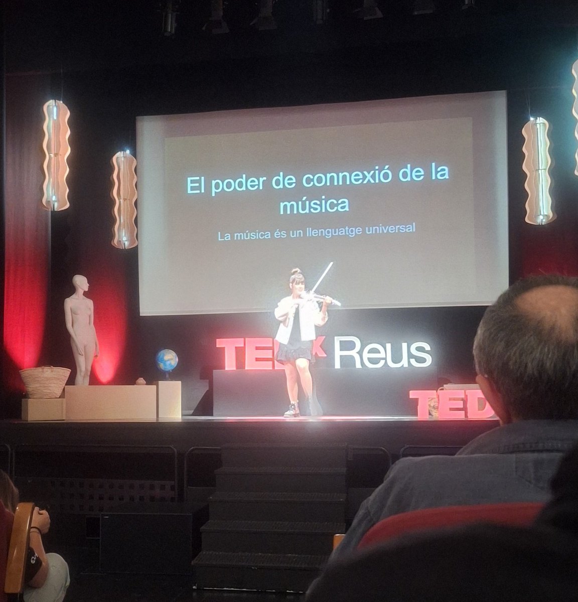 RosanaAndreu's tweet photo. L'Astrid connectabt amb la música @AstridTorrente #TedxReus10 @TEDxReus https://t.co/YmydXiZN9f