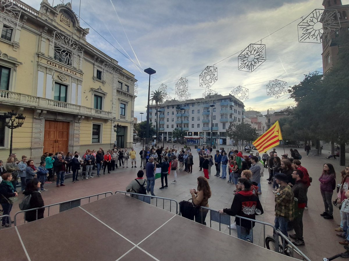 Districte7LH's tweet image. #Directe Concentració a la plaça de l'Ajuntament de #LHospitalet contra el genocidi d'Israel a #Gaza i en solidaritat amb el poble palestí