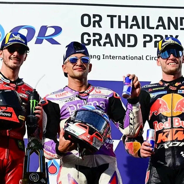 fcjorgemartin's tweet photo. ESPECTACULAR la #ThaiGP que hemos vivido con @89jorgemartin
Seguimos acercándonos a nuestro sueño 👊🏻💨🦾🔝🙌🏻👏🏻🔥
#FanClubJorgeMartin
#JM89 #JM88Forever #Martinator #Team89 #FamilyJM #CabezaYGas #Sangre #PrimaPramacRacing #MotoGP https://t.co/HR8PmpO05H