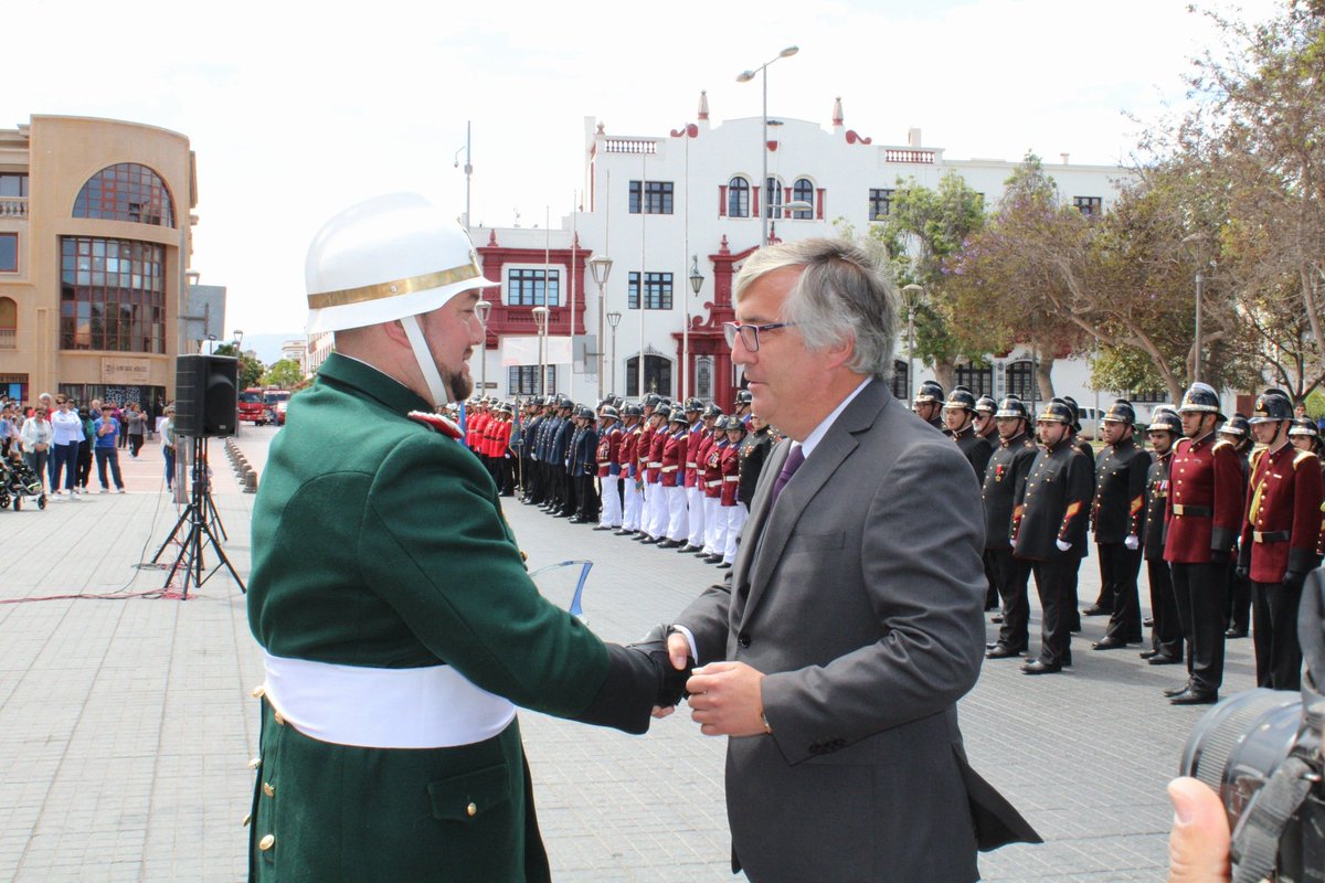 Un honor recibir este reconocimiento en su aniversario 149 de mis amigos <a href="/CB_LaSerena/">Bomberos La Serena</a> muchas gracias <a href="/cbn_oficial/">CBNoticias</a>
