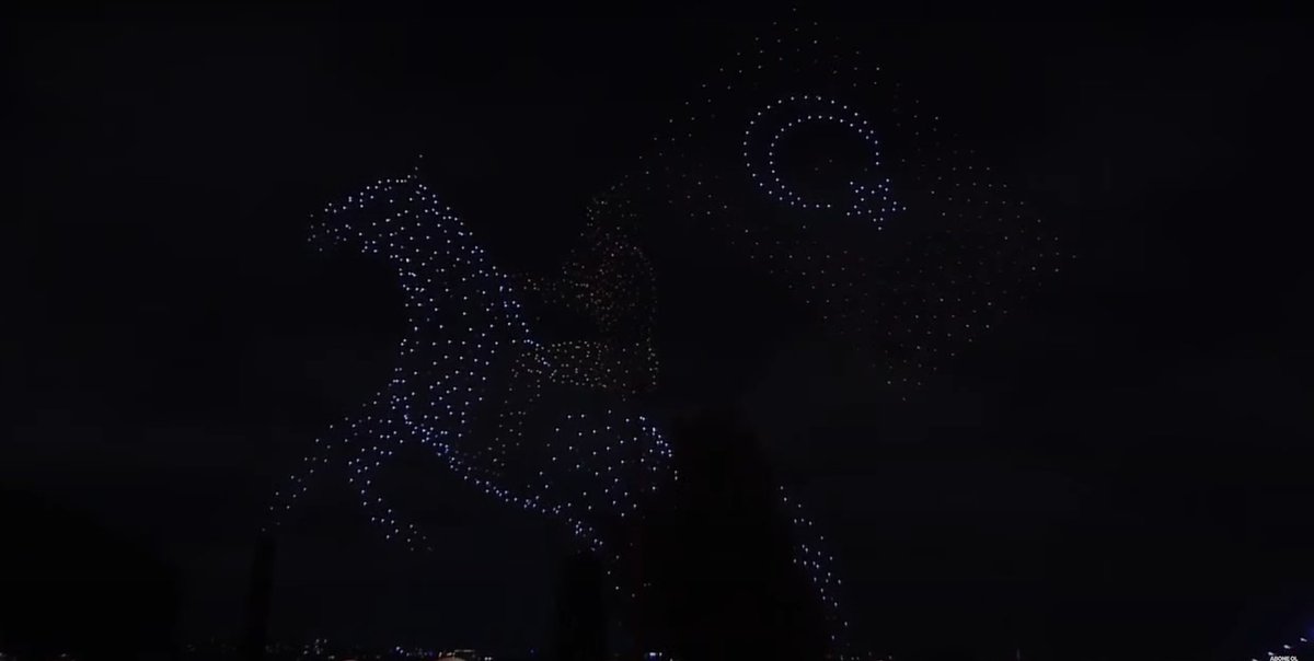 İstanbul Boğazı'nda İnanılmaz iyi bir Drone gösterisi yapılıyor