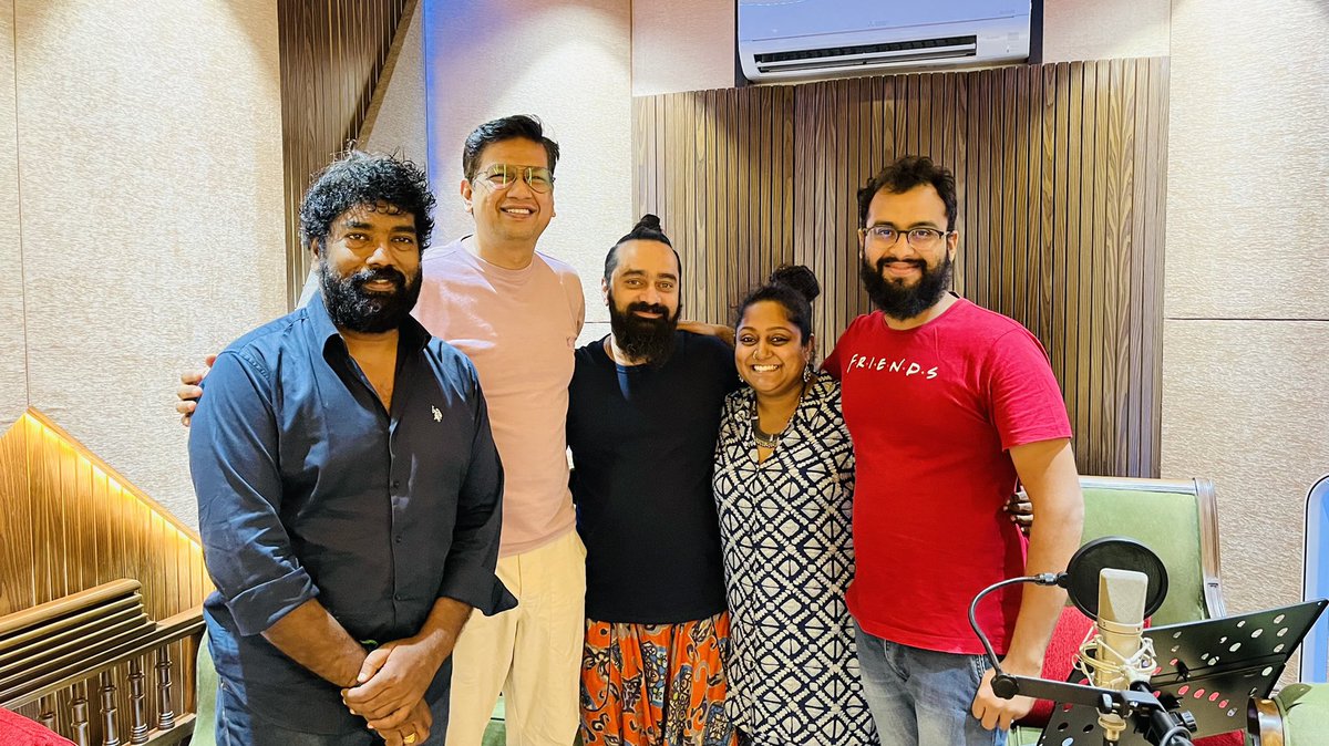 A wonderful session in @vijayprakashvp spectacular's voice and amazing composition of @composer_vishal and lyrics by Director @Dir_Rajumurugan 🙏🙏@thondankani @Rajasenthil_RS @gprkcinema Very elated to be a part of this energetic session for samuithirakani’s next THIRU.MANICKAM