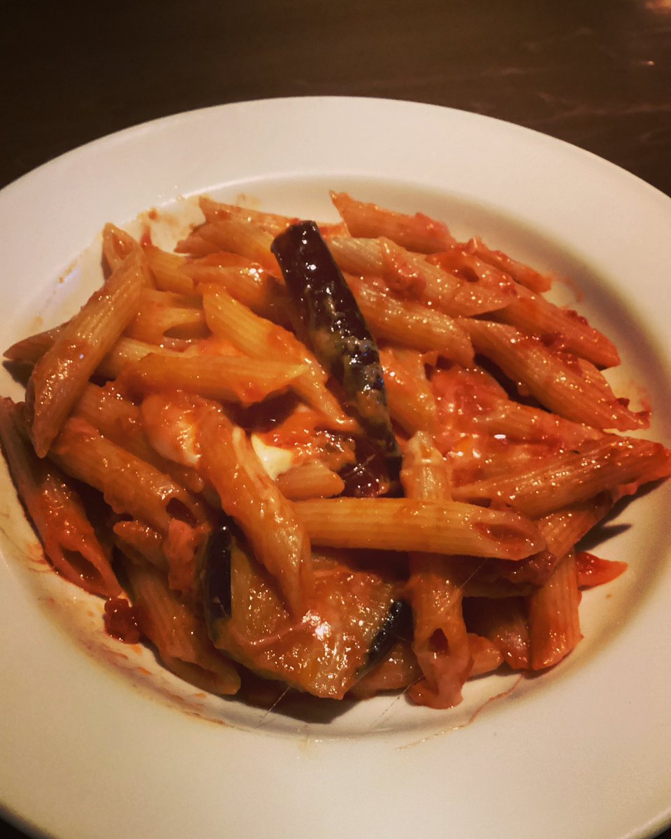 【茄子とモツァレラのペンネアラビアータ】

最近深夜の料理メニューーを強化しております。

トマトソースも自家製です🍅

辛くも甘い料理を堪能あれ
アモーレ

#夜カフェ東京 #深夜食堂 #akasaka #ペンネアラビアータ #アラビアータ