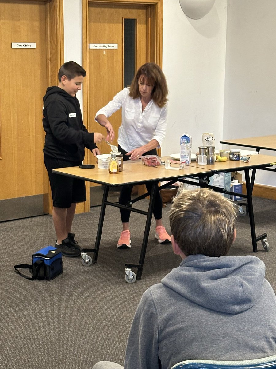 Great to talk to swimmers + parents @WindsorSwim today, making simple, healthy post-swim breakfasts + tasty recovery snacks…with outstanding audience participation 🏊‍♀️🍌🥑🥜