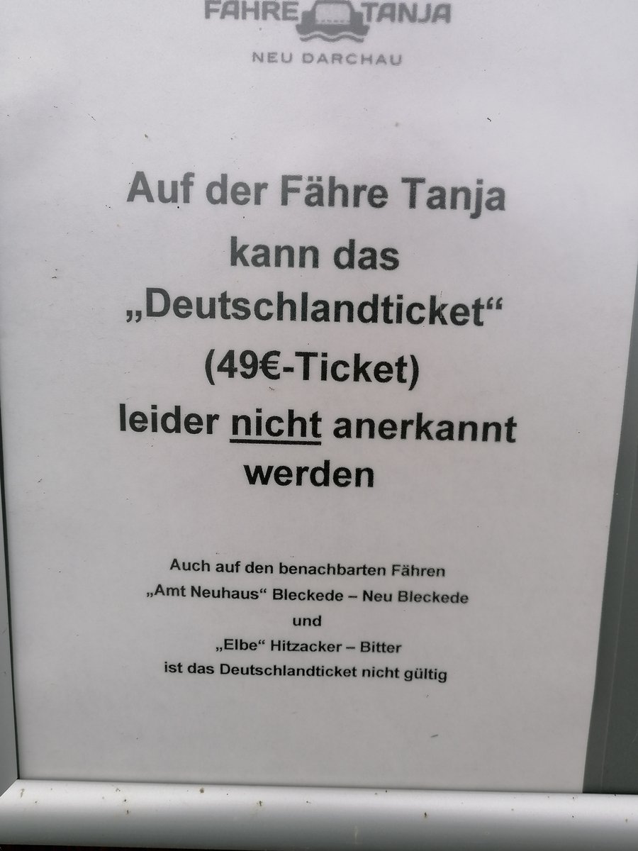 wyschilgod2019's tweet image. Eine relativ schnelle #Verbindung zwischen #Boizenburg in #Mecklenburg und #Hitzacker in #Niedersachsen verläuft über die #Elbe bei #Darchau;   #Fährgeld für einen #PKW und zwei #Personen um die #8Euro. #Fähre #Diesel #Elbfähre #Schiffsdiesel #Elbquerung #Nostalgie #Provizialität
