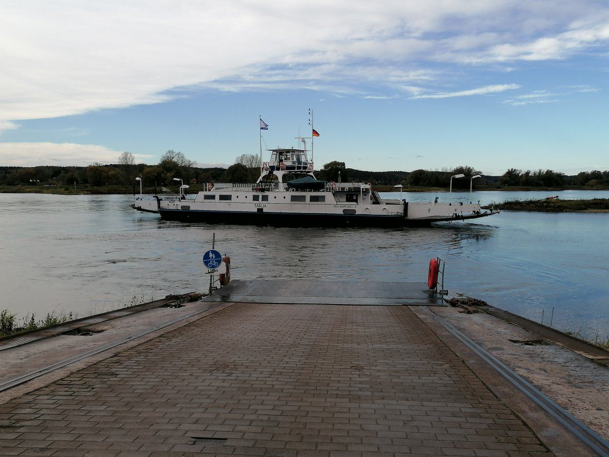 wyschilgod2019's tweet image. Eine relativ schnelle #Verbindung zwischen #Boizenburg in #Mecklenburg und #Hitzacker in #Niedersachsen verläuft über die #Elbe bei #Darchau;   #Fährgeld für einen #PKW und zwei #Personen um die #8Euro. #Fähre #Diesel #Elbfähre #Schiffsdiesel #Elbquerung #Nostalgie #Provizialität