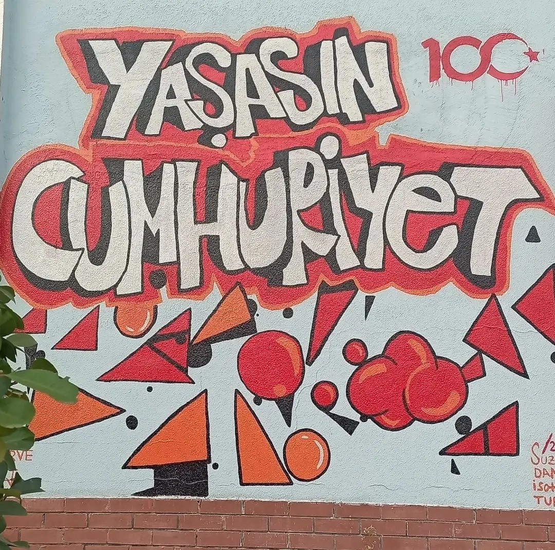 ckurt1968's tweet photo. En güzel 100. yıl armağanı öğrencilerimin duygularını okulun duvarlarına kazıdığı çalışmadır (6X4 M.).... Neyi miras bıraktığınız çok önemlidir... https://t.co/4NTK14tHqy