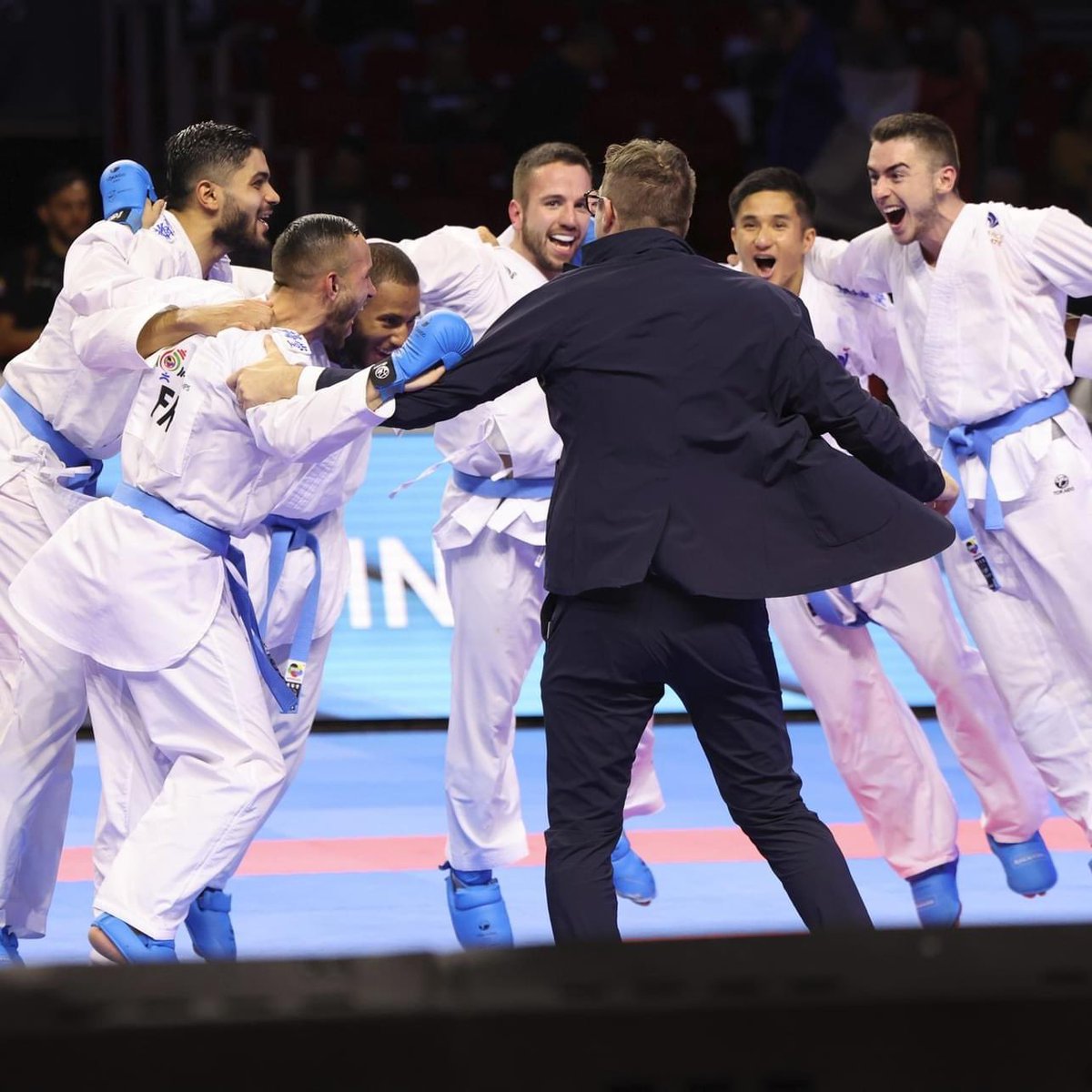 sportricolore's tweet photo. 🇫🇷 Superbe photo de nos Bleus médaillés de bronze en équipe aux Mondiaux de Karaté à Budapest 🤩

🥉 Steven Da Costa
🥉 Mehdi Filali
🥉 Jessie Da Costa
🥉 Kilian Cizo
🥉 Enzo Berthon
🥉 Younesse Salmi
🥉 Thanh-Liêm Lê https://t.co/Fli4Wvt871