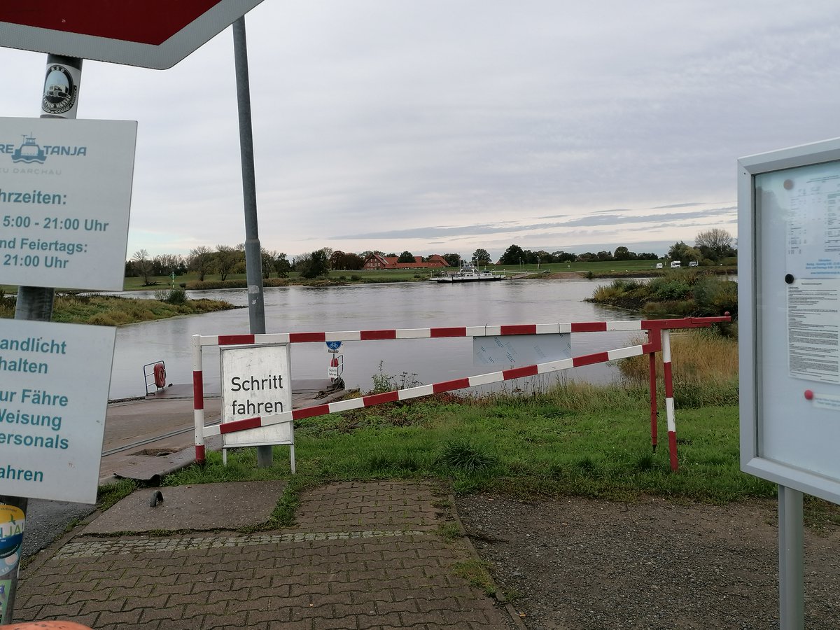 wyschilgod2019's tweet image. Eine relativ schnelle #Verbindung zwischen #Boizenburg in #Mecklenburg und #Hitzacker in #Niedersachsen verläuft über die #Elbe bei #Darchau;   #Fährgeld für einen #PKW und zwei #Personen um die #8Euro. #Fähre #Diesel #Elbfähre #Schiffsdiesel #Elbquerung #Nostalgie #Provizialität