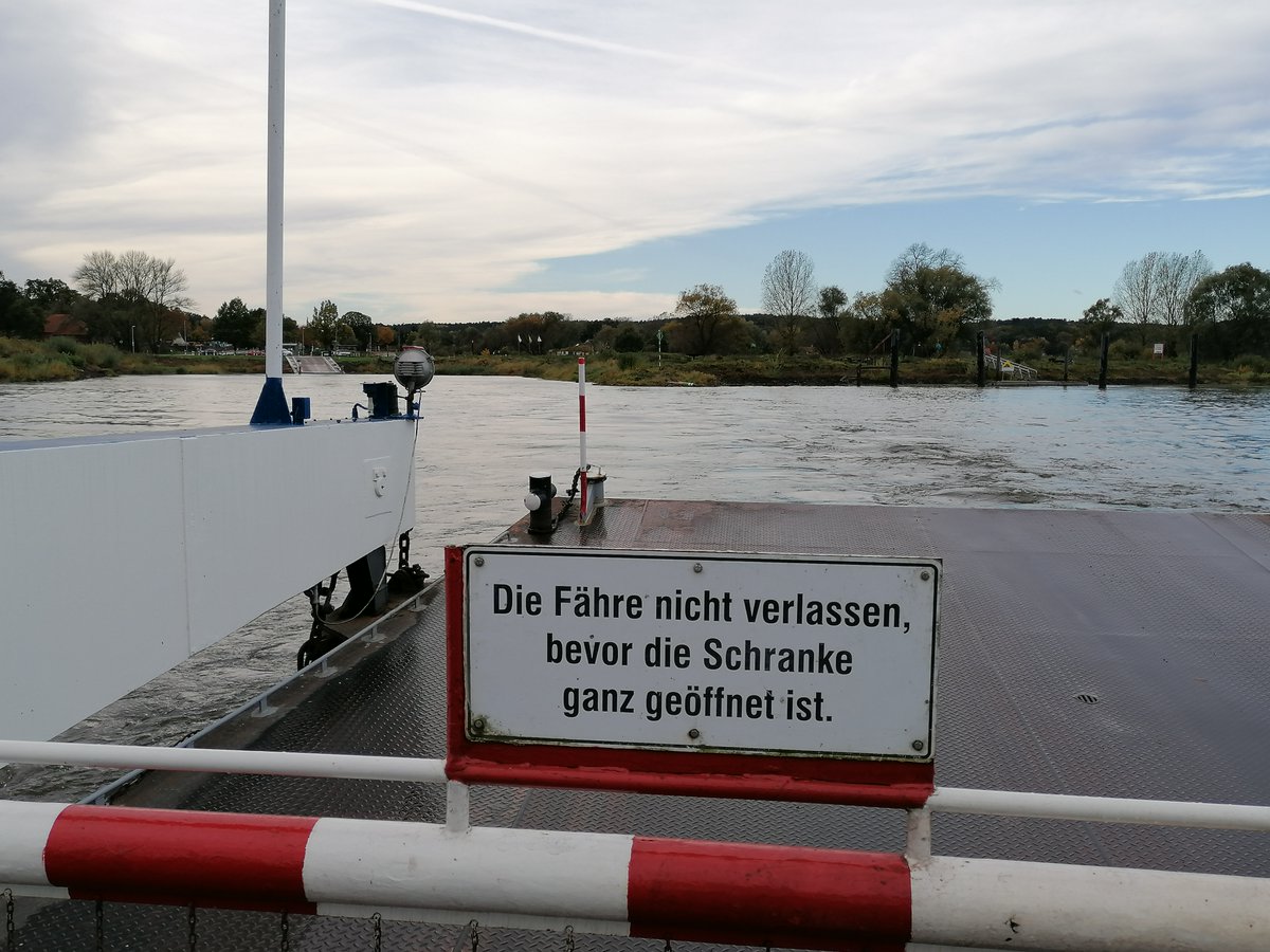 wyschilgod2019's tweet image. Eine relativ schnelle #Verbindung zwischen #Boizenburg in #Mecklenburg und #Hitzacker in #Niedersachsen verläuft über die #Elbe bei #Darchau;   #Fährgeld für einen #PKW und zwei #Personen um die #8Euro. #Fähre #Diesel #Elbfähre #Schiffsdiesel #Elbquerung #Nostalgie #Provizialität
