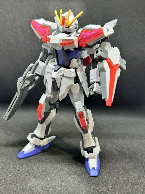 明るさは同じなのに背景が白か黒かでだいぶ影濃度が変わるな 