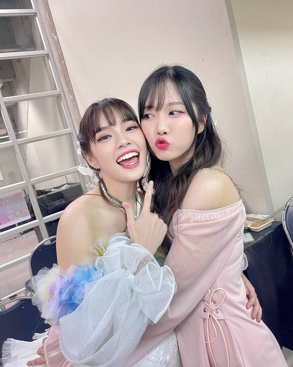 pupe_fc's tweet image. [Pupe&apos;s Ig | Fb Post🔖🐣 ] — #PUPÉJiradapa 

永遠に仲間と呼び合える友よ✌🏻🐱

#ConGradPCher
#CherprangBNK48 #CherprangAreekul 
FB : Pupe BNK48
IG :  Sleepypupe.zzz