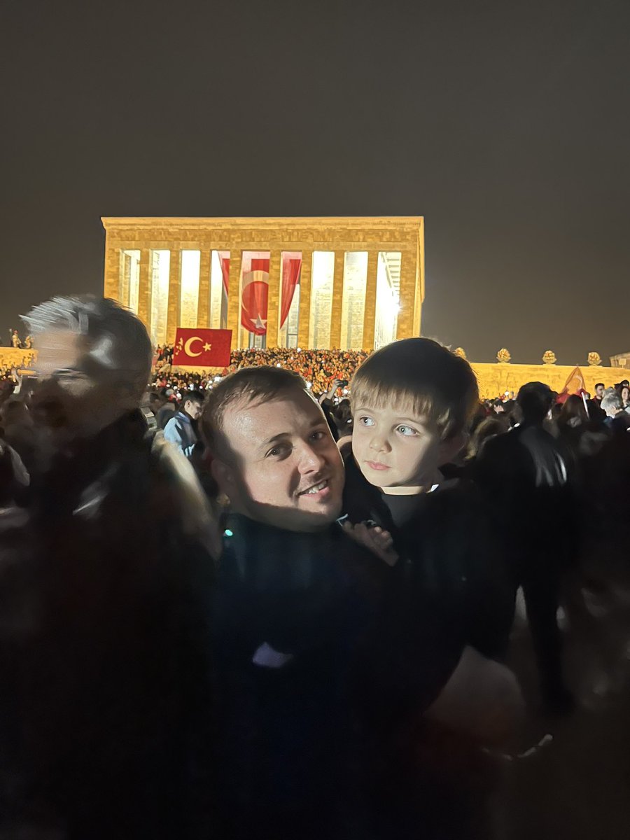 Canım oğlum Bartu da Cumhuriyetimiz gibi bugün doğdu. İlk kutlamamızı ulu önderimiz Gazi Mustafa Kemal’in huzuruna çıkarak yaptık. Allah sana hayırlı ömürler versin oğlum. İyi ki varsın Cumhuriyet, iyi ki varsın oğlum…