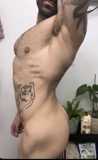 Weird Sunday here’s my pits https://t.co/bcbUIfAQcc