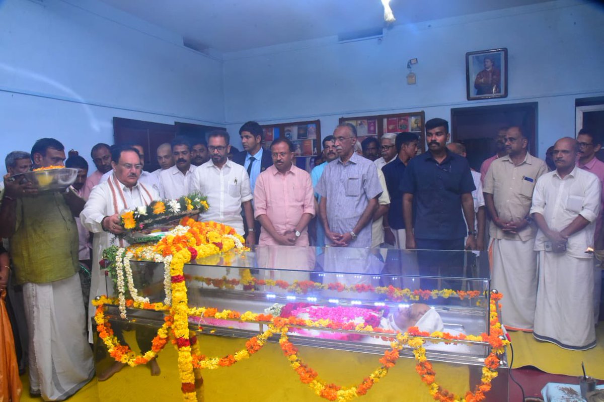 surendranbjp's tweet photo. BJP National President Shri @JPNadda ji paid homage to former @RSSorg Akhil Bhartiya Boudhik Pramukh Mananeeya R Hariyettan. https://t.co/aUAHIQQIBG