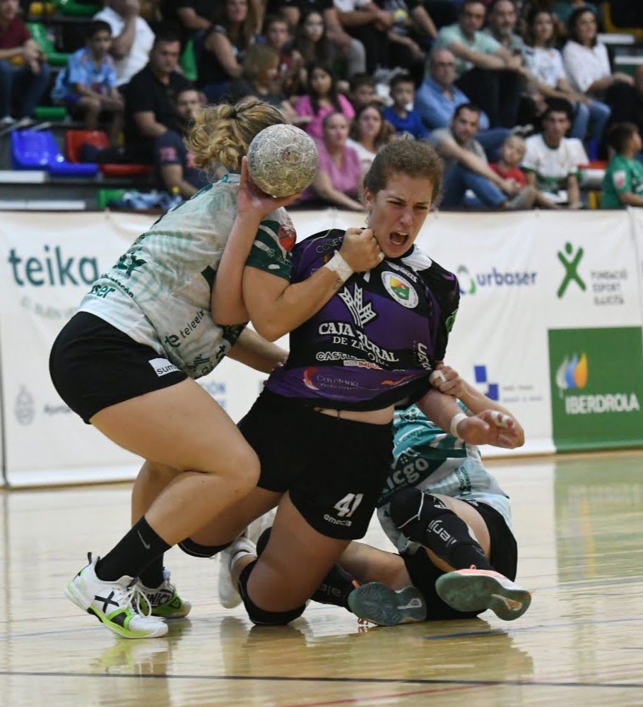 ALBUM @vggaribay 🔗photos.app.goo.gl/aBREepyXn4puX8… Aula @cajaruralzamora se vacía en Elche sin rendirse nunca y venda cara su piel. 🏆🤾‍♀️ @RFEBalonmano @IberdrolaDHF J8 🆚 @cbm_elche 24-22 @BmAulaCultural Elche sin rendirse nunca y vende cara su piel.