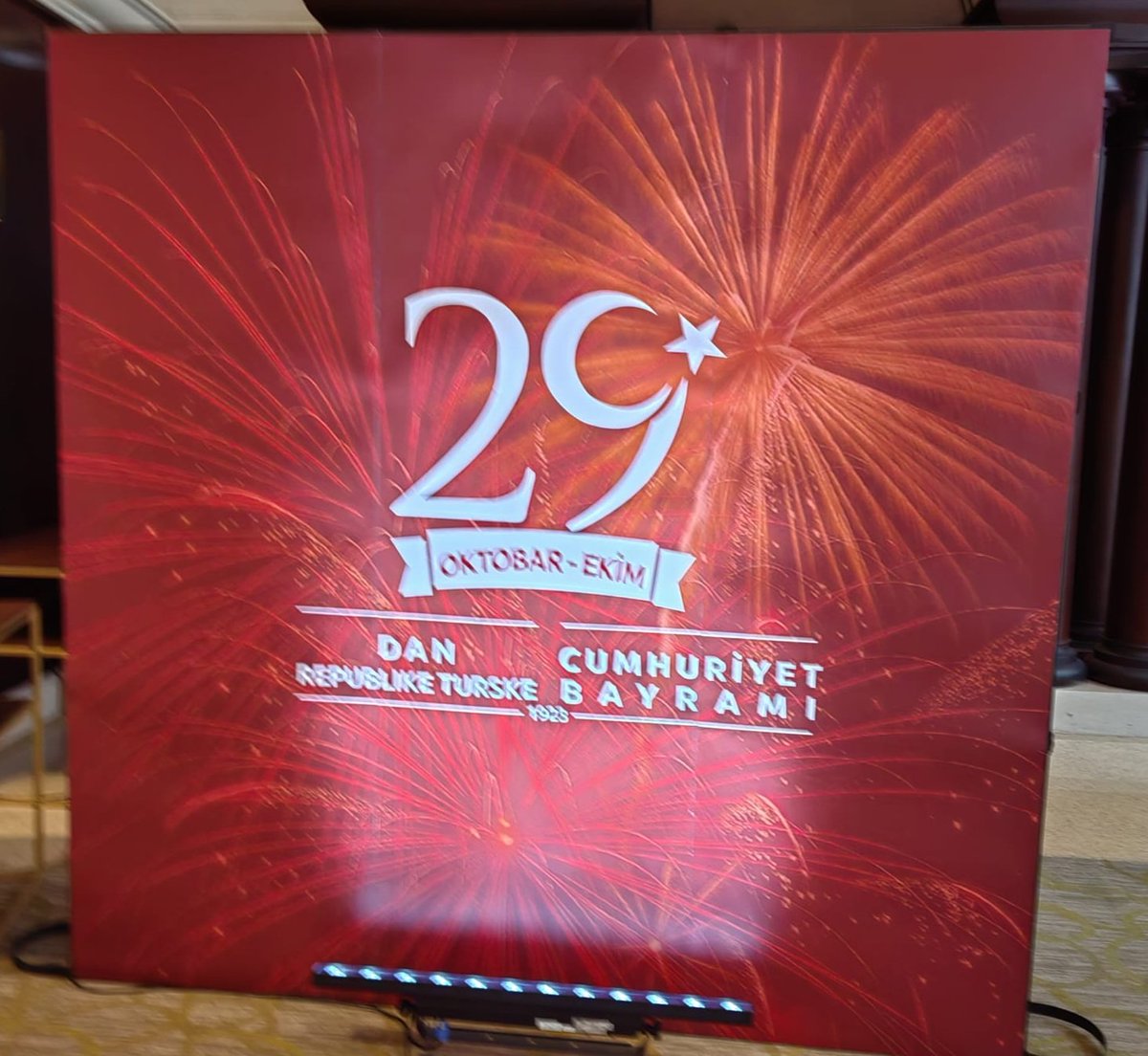 Her zaman, her yerde gurur duyuyorum. İyi ki Atatürk, iyi ki Cumhuriyet 🙏 
Türkiye Cumhuriyeti'nin 100. yılı kutlu olsun. Nice yüzyıllara, ne mutlu Türküm diyene 🇹🇷🇹🇷🇹🇷