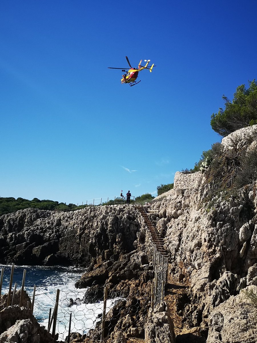 jeromesommier's tweet photo. Belle et rapide intervention en hélitreuillage du @sdis_06 au cap d'#Antibes 
#pompiers #firemen @SNSPP_PATS https://t.co/M18hGuoBR6