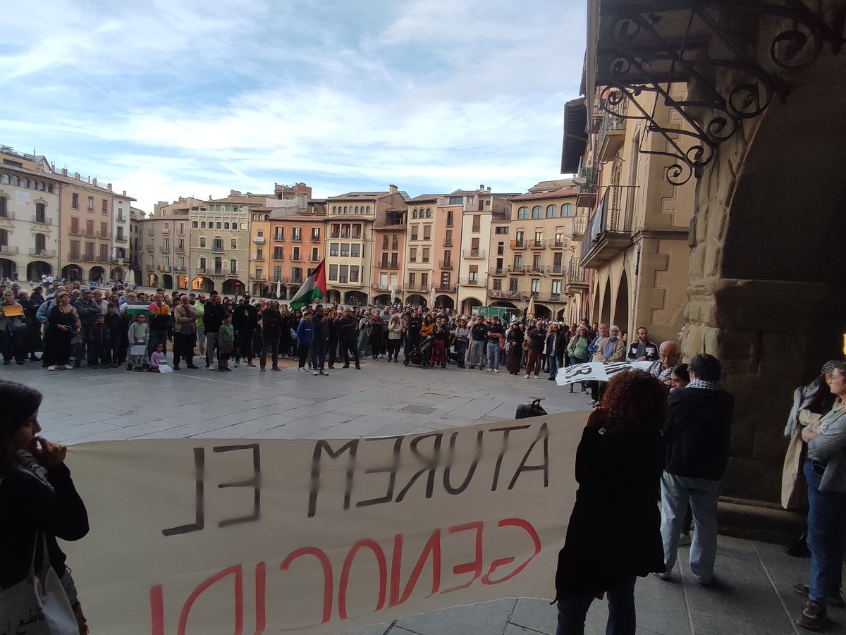 Més de 250 persones a #Vic contra el genocidi a Gaza. 

#AturemElGenocidi #NoEnElMeuNom
<a href="/proucomplicitat/">ProuComplicitat #AturemElGenocidi</a> <a href="/Palestina_cat/">Comunitat Palestina Catalunya</a>