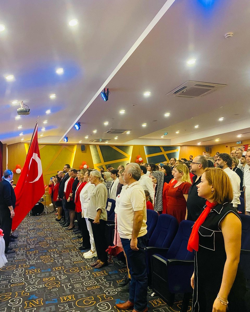 Nilüfer Kampüste 100.yıl coşkusu 🇹🇷
Cumhuriyetimizin 100.yılı etkinlikleri kapsamında kıymetli velilerimizin katılımıyla gerçekleştirdiğimiz bayram coşkumuzu okulumuz konferans salonunda öğrencilerimizin görkemli gösterileriyle kutladık.
#bahcesehirnilüferkampüs
#29ekim
#100.yıl