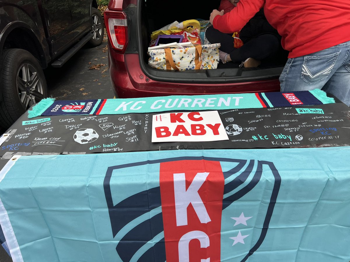 barth_dawn's tweet photo. #kccurrent our cars for the @ronaldmcdonaldhouse https://t.co/SlBhD7xZkQ