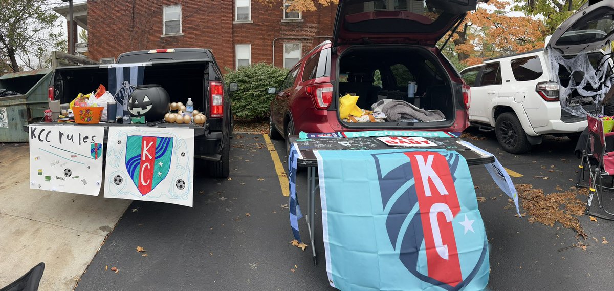 barth_dawn's tweet photo. #kccurrent our cars for the @ronaldmcdonaldhouse https://t.co/SlBhD7xZkQ
