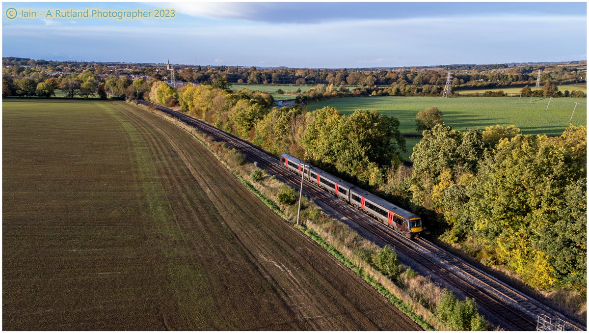 iainw_802's tweet photo. a lovely afternoon with the #drone #dronephotography of @oakhamcastle #oakham #rutland #egleton @DBCargoUK @CrossCountryUK https://t.co/NFlp82nIde