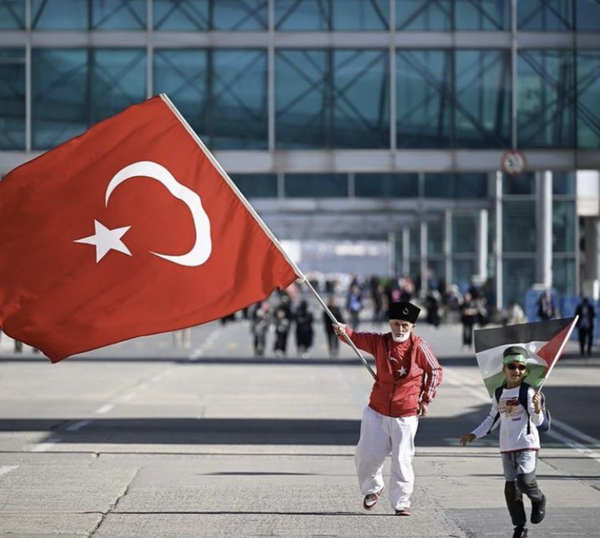 Allah’ım islam alemine birlik olmayı nasip eyle.. Yüz değil binlerce sene dalgalan şafaklar gibi 🇹🇷🇵🇸