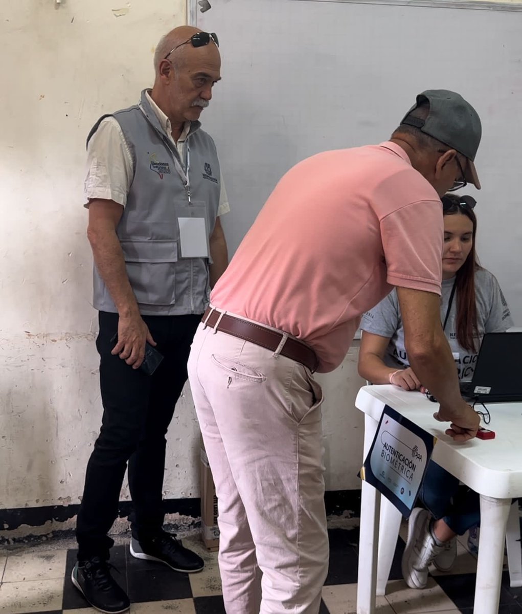 Registraduria's tweet photo. En Santa Marta📍, expertos del programa de Asistencia Técnica Internacional recorren los diferentes puestos de votación 🗳️ observando el funcionamiento del proceso para garantizar la transparencia en estas #EleccionesTerritoriales2023🇨🇴

#GarantesDeLaDemocracia https://t.co/M52gbZl2ed